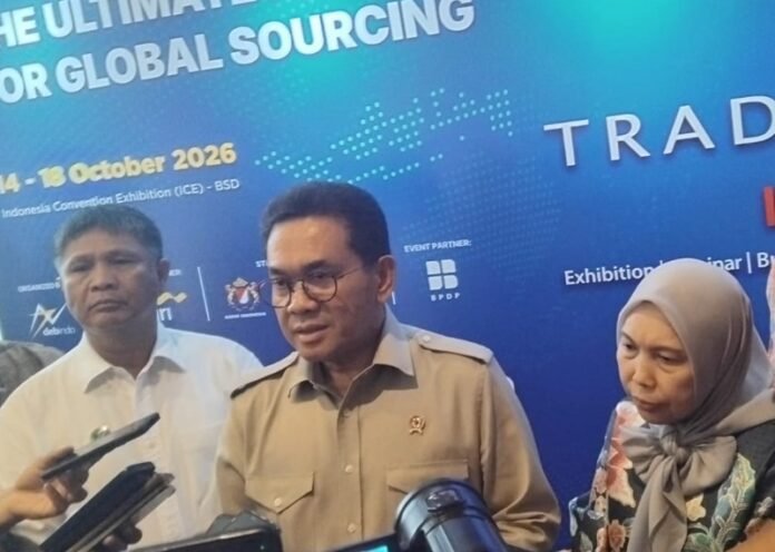 Menteri Perdagangan Budi Santoso saat memberikan keterangan kepada wartawan.