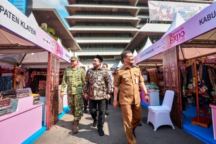 Gubernur Jateng Ahmad Luthfi dan Wakil Gubernur Jateng Taj Yasin Maimoen ketika membuka pameran UMKM HUT ke 81 Jateng