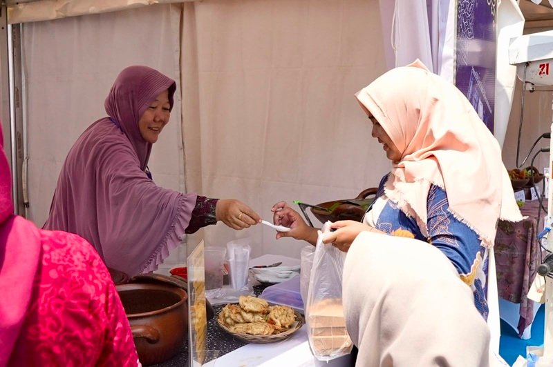 Salah satu stan kuliner Pameran Kuliner dan UMKM HUT ke 81 Jateng di Gubernuran Semarang Salah satu stan kuliner Pameran Kuliner dan UMKM HUT ke 81 Jateng di Gubernuran Semarang