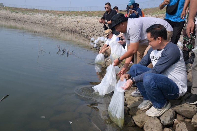 Bupati Karanganyar Rober Christanto bersama jajaran melakukan tebar ikan di waduk Lalung. Bupati Karanganyar Rober Christanto bersama jajaran melakukan tebar ikan di waduk Lalung.