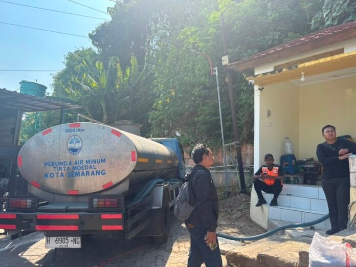 Mobil tangki air bersih ketika berikan bantuan di Perumahan Taman Beringin Elok Ngaliyan Semarang