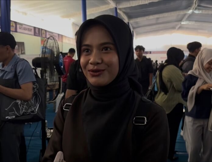 Salah satu peserta jobfair di halaman Kantor Disnaker Jawa Tengah, Kamis (21/8/2026)