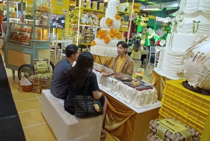 Pengunjung ketika konsultasi di salah satu tenant wedding exhibition di DP Mal Semarang