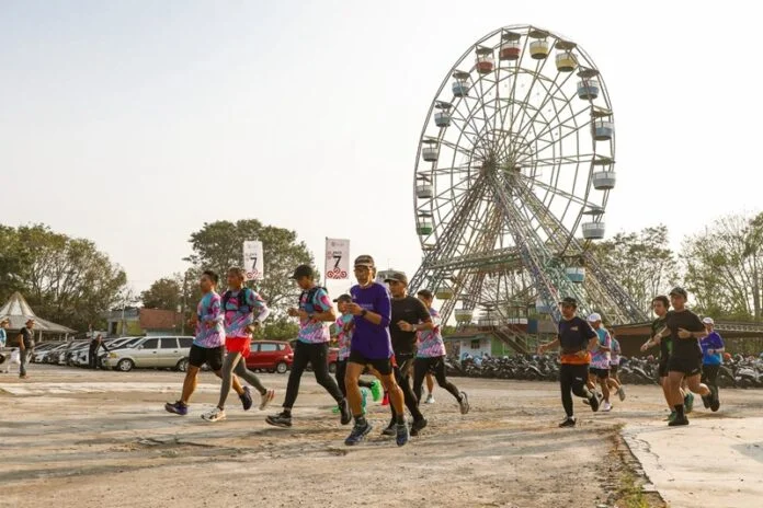 Sekda Jateng Sumarno ketika berlari pada Jateng Fun Run di PRPP Semarang