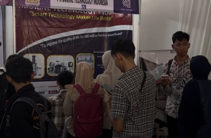 Para pencari kerja yang berada di Job Fair Jateng di Kantor Disnakertrans Jawa Tengah