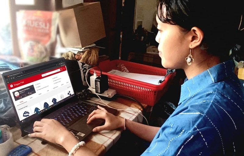 Salah satu pegawai Saiful Nurudin ketika membuka aplikasi marketplace Shopee di kantornya.