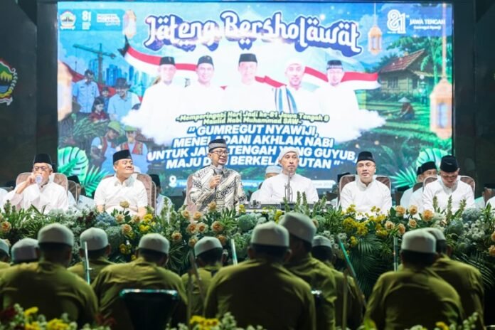 Gubernur Jateng Ahmad Luthfi ketika sholawat bersama dalam rangkaian puncak Hari Jadi ke-81 Provinsi Jawa Tengah dan peringatan Maulid Nabi Muhammad SAW 1448 H
