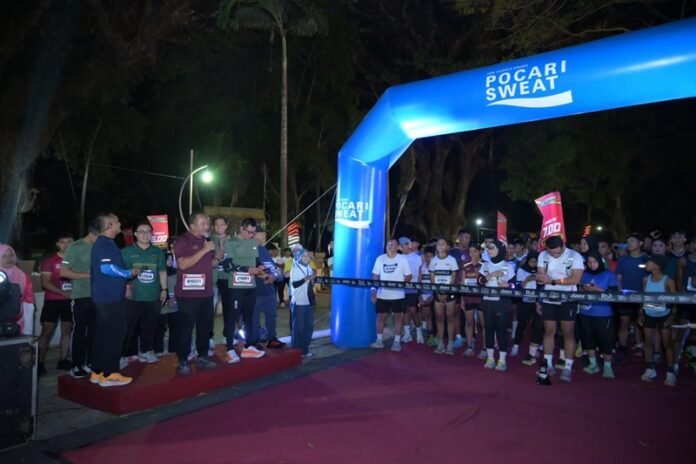 Bupati Karanganyar Rober Christsnto melepas peserta lari De Tasikmadoe Eco Night Run 2026.