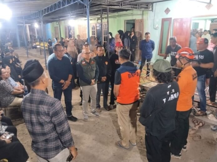 Tim SAR gabungan ketika bertemu dengan keluarga korban.