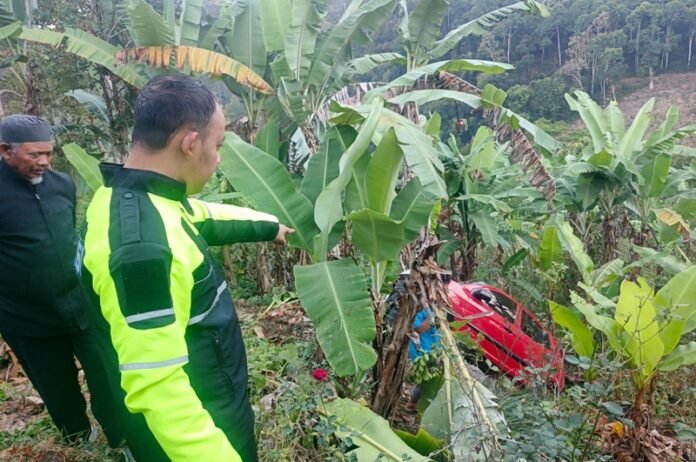 Petugas Polres Karanganyar dan warga ketika datang di lokasi kecelakaan mobil masuk kebun warga