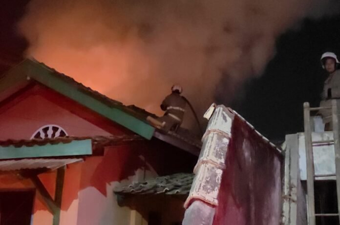 Kebakaran di Jalan Rowosari RT 02/RW 06, Kelurahan Mangkang Kulon, Tugu, Semarang.