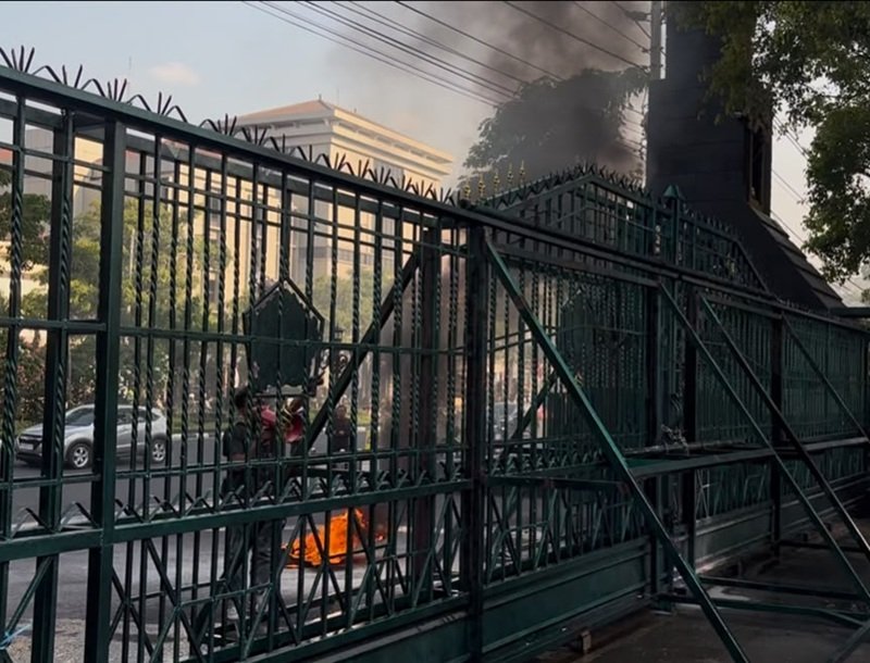 Aksi bakar ban di depan Kantor DPRD Jateng, Aksi bakar ban di depan Kantor DPRD Jateng, Senin (24/8/2026).