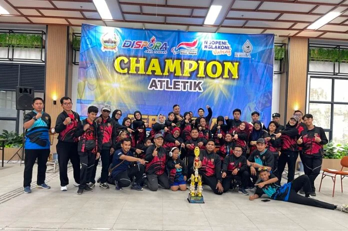 Ketua NPCI Kota Semarang Nur Sholikin bersama atlet disablitas Kota Semarang