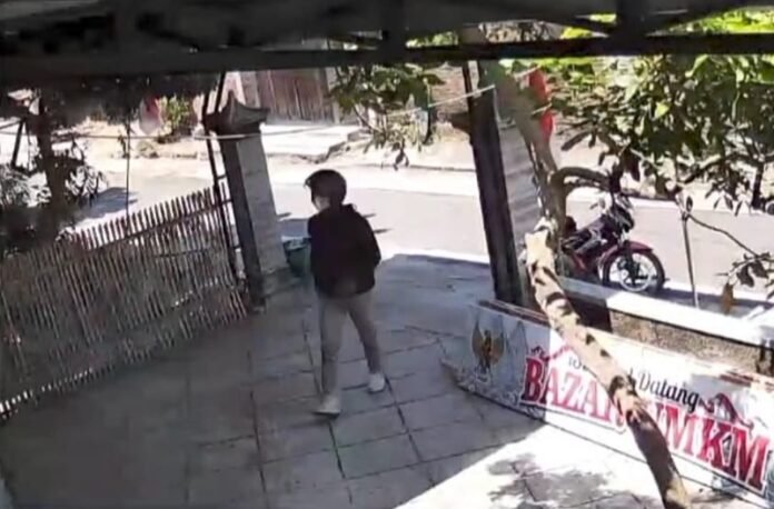 Pelaku terekam CCTV ketika datangi warung sembako
