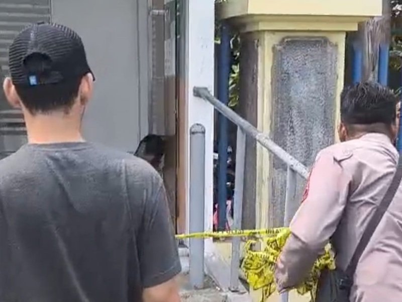 Petugas ketika evakuasi korban Petugas ketika evakuasi korban