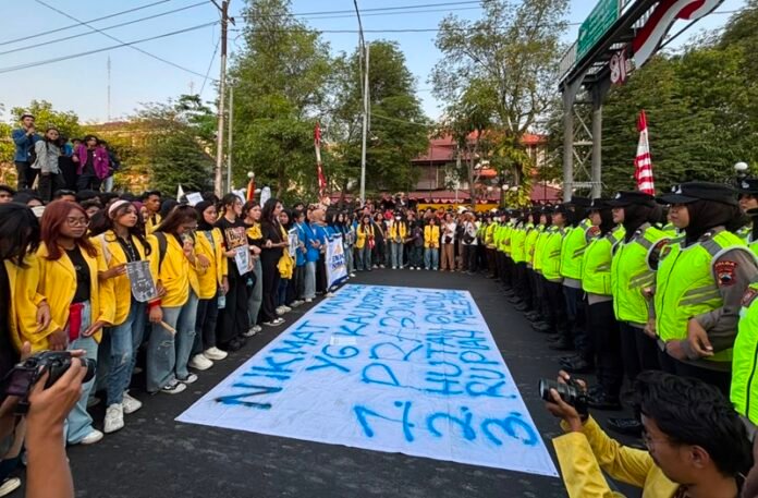 Massa BEM Semarang Raya yang tertahan ketika hendak menuju Tugu Muda Semarang