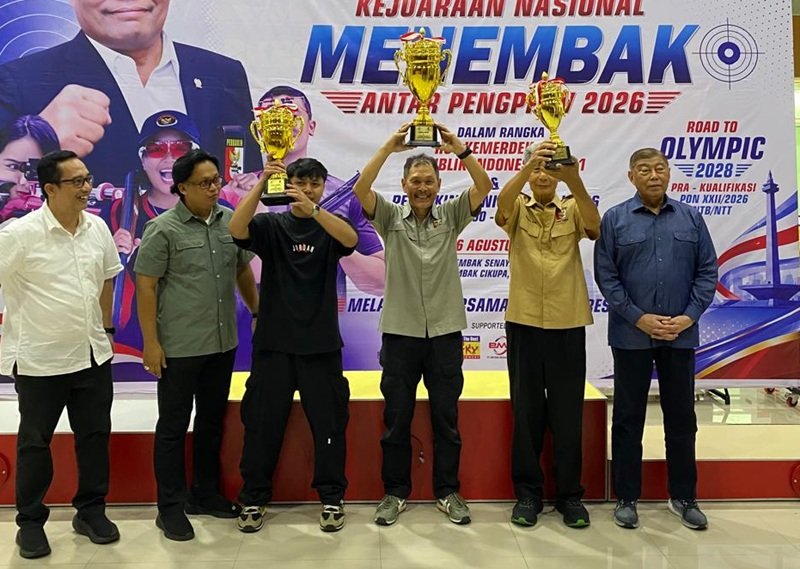 Pelatih tim Perbakin Jateng Andi Hendrata mengangkat trofi juara umum Kejurnas Menembak Antar-Pengprov Perbakin di Jakarta. Pelatih tim Perbakin Jateng Andi Hendrata mengangkat trofi juara umum Kejurnas Menembak Antar-Pengprov Perbakin di Jakarta.