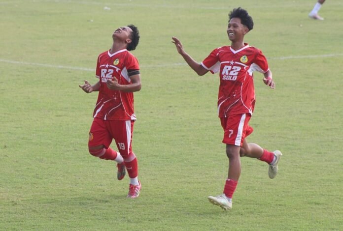 Pemain R2 Solo Jr selebrasi usai cetak gol