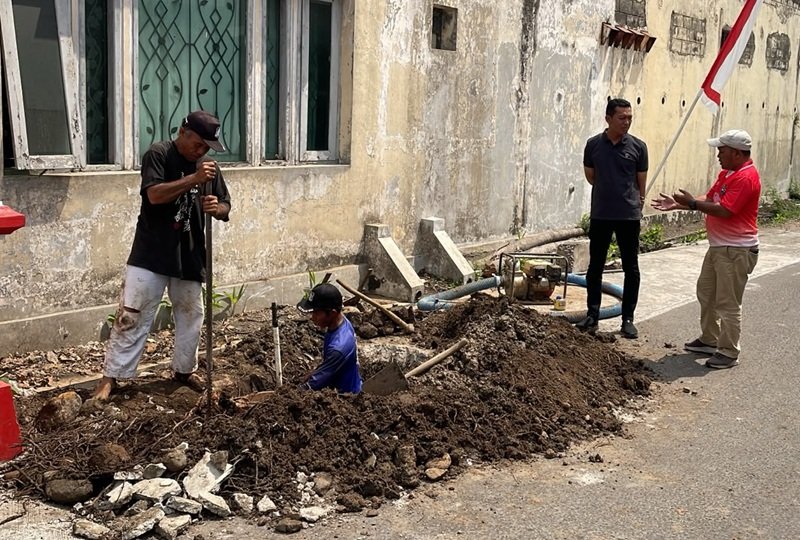 PDAM Karanganyar ketika perbaiki jaringan air yang alami masalah PDAM Karanganyar ketika perbaiki jaringan air yang alami masalah