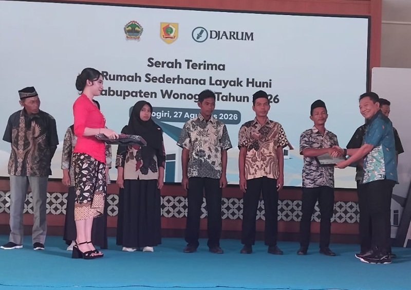 General Manager Communication and Development PT Djarum Ahmad Budiharto menyerahkan secara simbolis rumah layak huni kepada penerima manfaat. General Manager Communication and Development PT Djarum Ahmad Budiharto menyerahkan secara simbolis rumah layak huni kepada penerima manfaat.