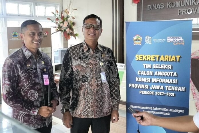 Ketua Tim Seleksi Calon Anggota Komisi Informasi Jateng, Dhoni Widianto (tengah)