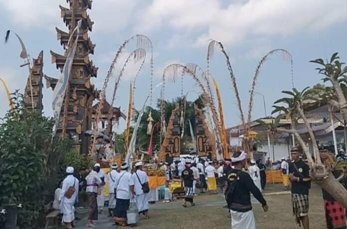 Kegiatan keagamaan beruoa Piodalan digelar di Pura Pasekan Agung Karanganyar.