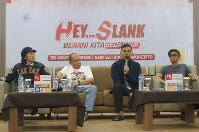 Muhammad Suryo bersama grup Slank ketika sesi jumpa pers di Purwokerto