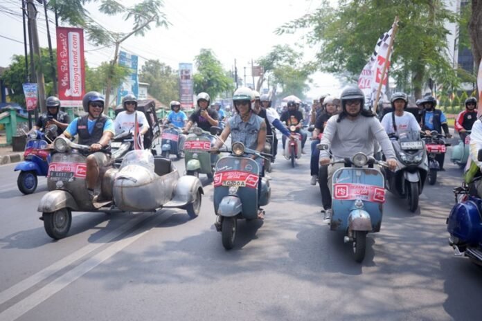 Bupati Banyumas, personel band Slank, dan skuteris ketika riding keliling Purwokerto