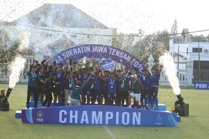 Tim PSCS Cilacap U17 ketika selebrasi juara Piala Soeratin Jateng 2026
