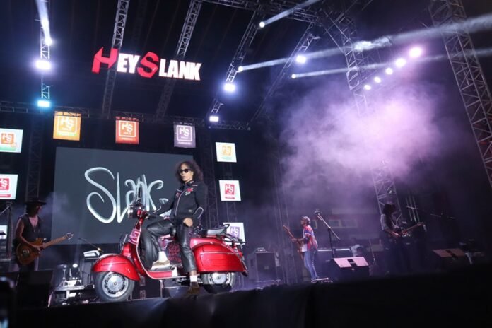 Vokalis Slank Kaka ketika aksi panggungnya di Konser Hey Slank di GOR Satria Purwokerto