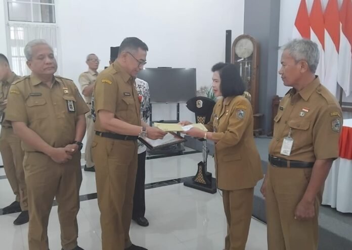 Sekda Karanganyar Kurniadi Maulato menyerahkan SK pensiun kepada tenaga kependidikan