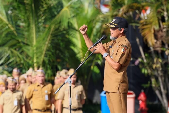 Sekda Jateng Sumarno ketika apel di halaman Gubernuran