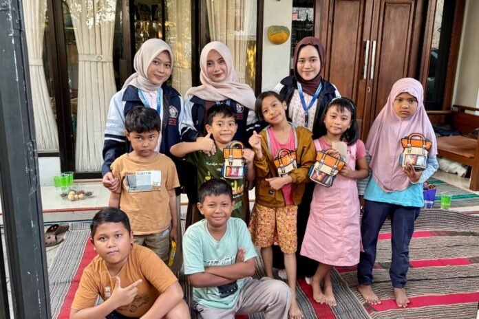 Mahasiswa Kuliah Kerja Nyata Tematik (KKNT) IDBU 26 Universitas Diponegoro Desa Kalongan menggelar kegiatan edukasi pengenalan dan pemeriksaan jentik nyamuk bagi anak-anak usia sekolah dasar di Perumahan Delta Asri, RW 14 RT 06, Desa Kalongan, pada Jumat (25/7/2026). (Foto : Dok KKN)