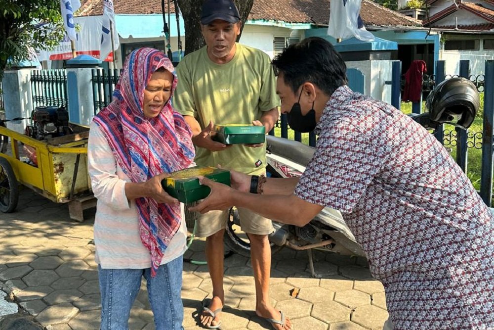 pegadaian Pegadaian Cabang Pati menyalurkan bantuan kepada masyarakat yang membutuhkan di sekitar wilayah kerjanya