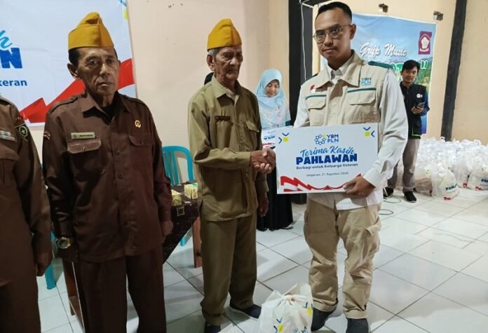 Para veteran menerima bantuan paket sembako dari YBM PT PLN (Persero) UP2B Jateng & DIY