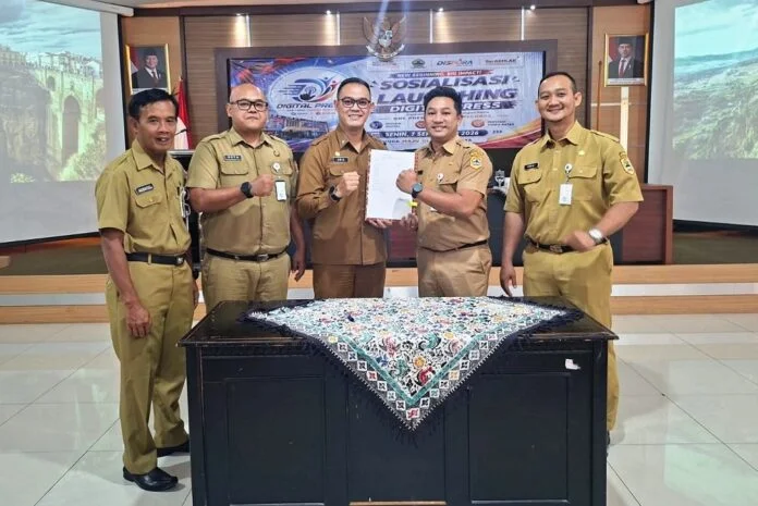 Kepala Dispora Jawa Tengah Aria Chandra Destianto bersama jajarannya menunjukkan surat penandatanganan peluncuran Digital Press