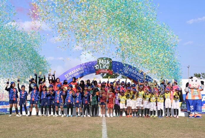 SDN Kembangarum 2 Semarang juara KU 10 dan MI Pagersari Patean juara KU 12 pada MilkLife Soccer Challenge Semarang Seri 1 2026 - 2027 di Stadion Universitas Diponegoro,
