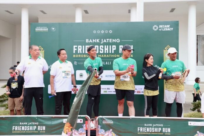 Sekretaris Daerah Provinsi Jawa Tengah Sumarno (tengah), Komisaris Independen Bank Jateng Adnas dan Direktur Bisnis Dana, Jasa, dan UMKM Bank Jateng Anna Kusumarita saat melepas peserta Bank Jateng Friendship Run Boyolali 2026, Minggu (30/8/2026). (Foto : Dok Bank Jateng)