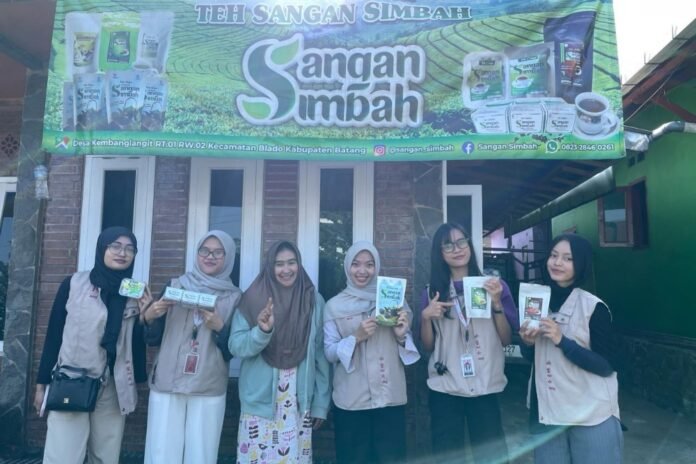 Mahasiswa Kuliah Kerja Nyata Tematik (KKNT) Tim 126 Universitas Diponegoro mendorong transformasi digital pelaku Usaha Mikro, Kecil, dan Menengah (UMKM) di Desa Kembanglangit