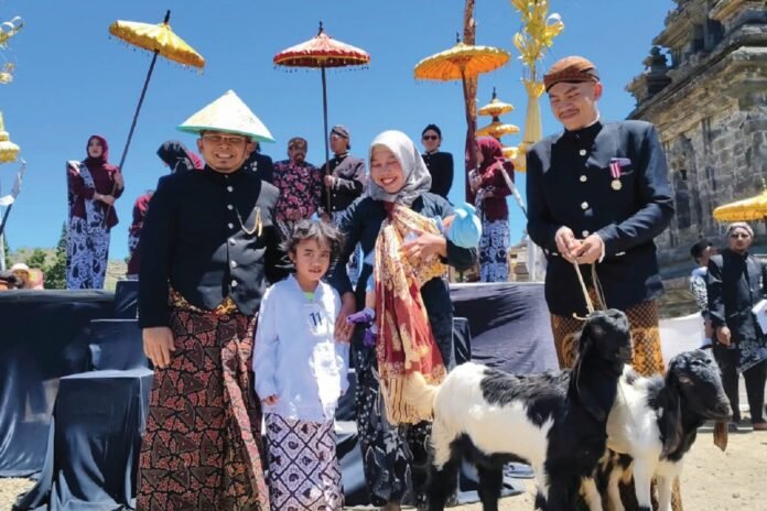 Keterangan Foto: Direktur Bisnis Kelembagaan dan Unit Usaha Syariah Bank Jateng Mas Waris (kiri) berfoto bersama usai prosesi Ruwat Rambut Gimbal dalam rangkaian Dieng Culture Festival (DCF) XVI 2026 di Kompleks Candi Arjuna, Dieng, Kabupaten Banjarnegara, Sabtu (29/8/2026)
