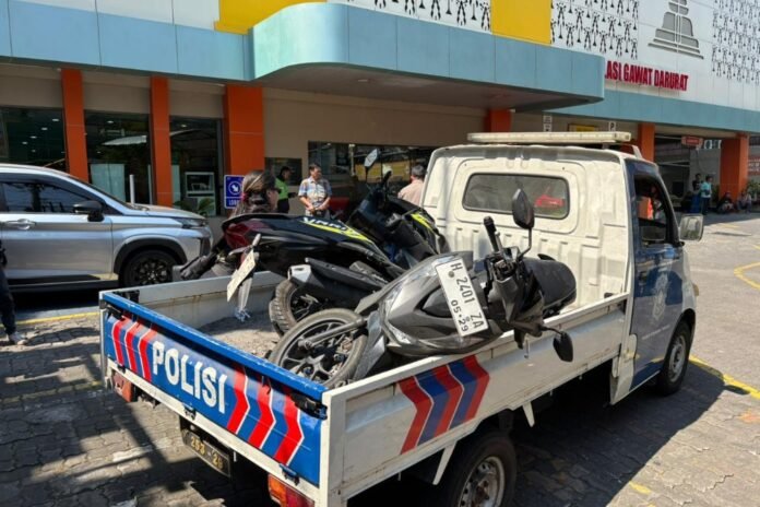 Motor korban tertimpa pohon tumbang di Jalan Pandanaran Kota Semarang, Jumat (4/9/2026). (Foto: Kamal)
