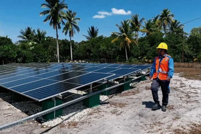 Petugas PLN melakukan pengecekan panel surya pada Pembangkit Listrik Tenaga Surya (PLTS) Pulau Rengit, Kabupaten Belitung, Kepulauan Bangka Belitung. PLTS Pulau Rengit menjadi bagian dari sistem energi hijau yang mendukung layanan listrik 24 jam bagi 44 kepala keluarga atau sekitar 200 jiwa, melalui pemanfaatan energi baru terbarukan.