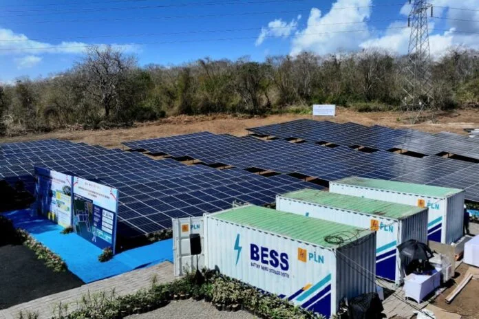 Tampak PLTS Gilimanuk dilengkapi Battery Energy Storage System (BESS) yang berada di Gilimanuk, Jembrana, Bali. Pembangkit tersebut merupakan salah satu pengembangan tahap awal Program PLTS 100 GWp yang dicanangkan Presiden RI. (Foto: BPMI Setpres)