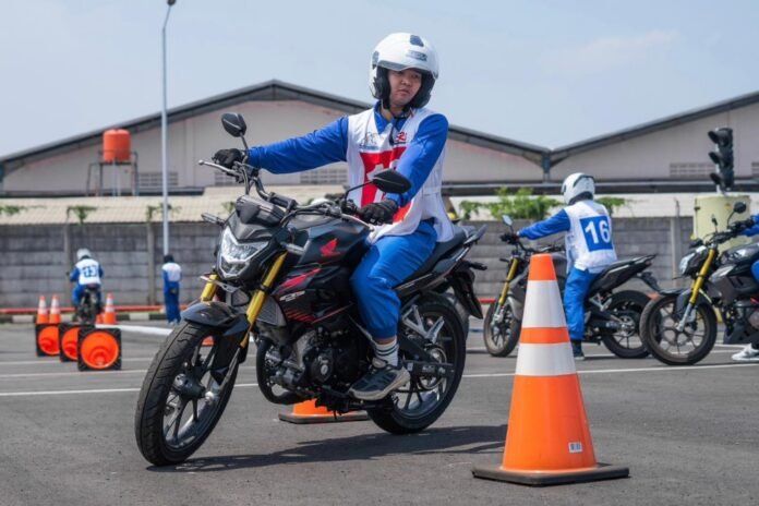 Safety Riding Training for Government”, sebanyak 40 peserta dari BTPD dan Dinas Perhubungan wilayah Jawa Tengah