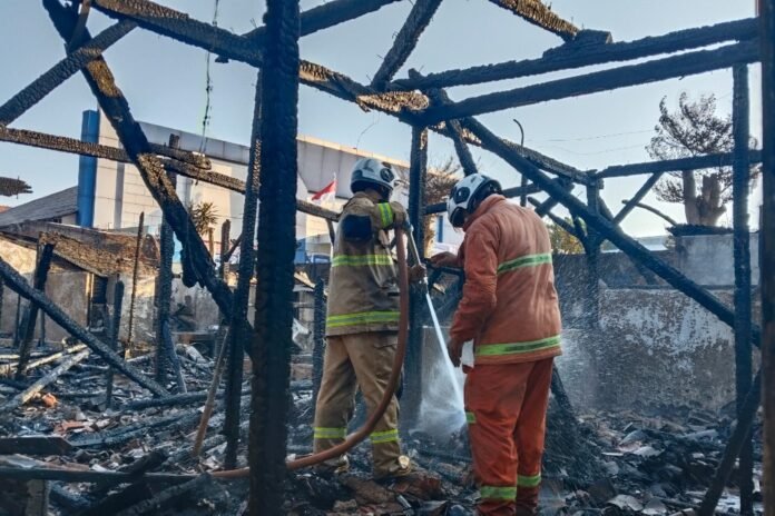 Kebakaran di kompleks Asrama Polisi (Aspol) Polsek Semarang Utara di RT 02 RW VI, Kelurahan Purwodinatan, Kecamatan Semarang Tengah, Kota Semarang, Sabtu (5/9/2026) sore. (Foto: Dok Warga)