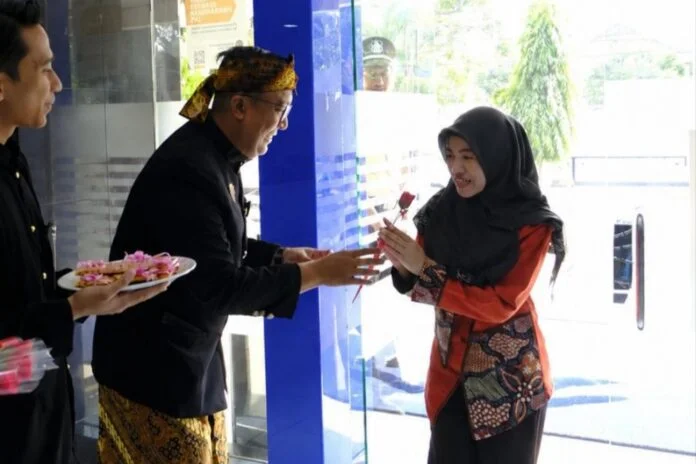 Branch Manager BRI Branch Office Semarang A Yani, David A. Saxono dan seluruh staf tampil mengenakan seragam Wastra Nusantara saat menyapa langsung para nasabah yang datang untuk mendapatkan layanan perbankan.