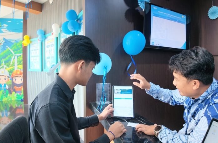 Manager PLN UP3 Salatiga, Y.B. Wawan Dwi P, bersama Manager PLN Unit Layanan Pelanggan (ULP) Salatiga, Arif Setyawan, menyambut pelanggan yang datang ke kantor PLN ULP Salatiga.