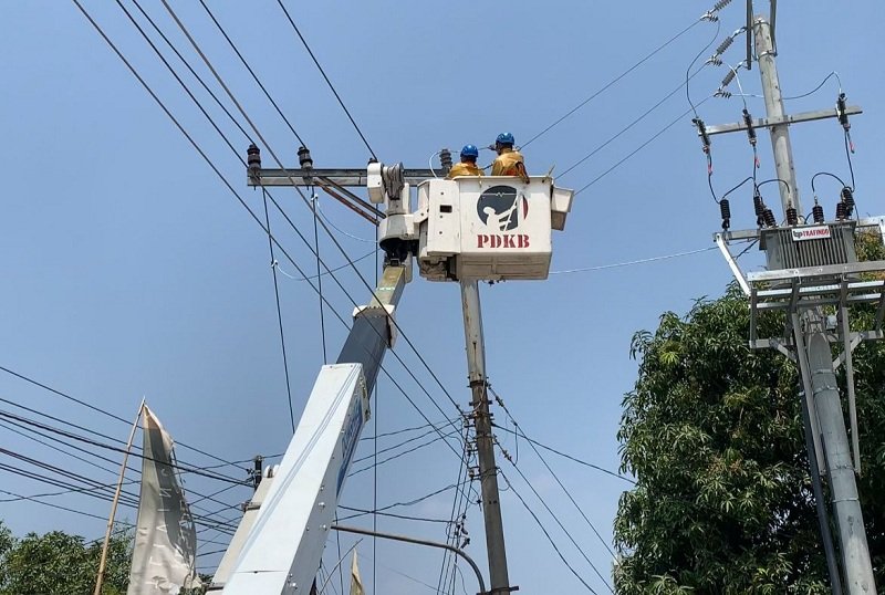 PLN Semarang PT PLN (Persero) melalui PLN UP3 Semarang memperkuat kesiapsiagaan dan keandalan sistem kelistrikan dengan mengerahkan Tim Pekerjaan Dalam Keadaan Bertegangan (PDKB).