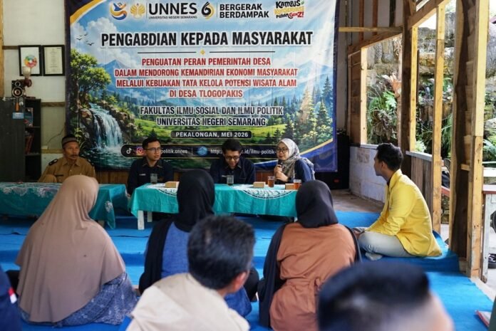 Tim Pengabdian Dosen FISIP UNNES saat memberikan materi kepada warga