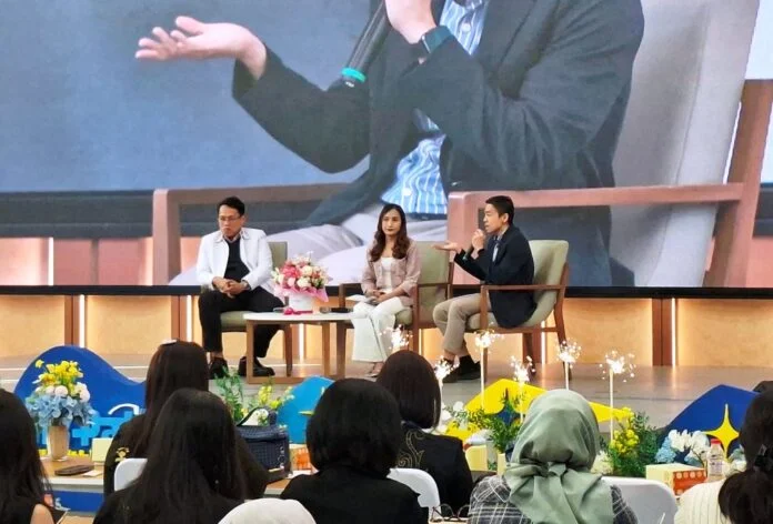 Seorang narasumber menjawab pertanyaan dari peserta dalam talkshow bertema